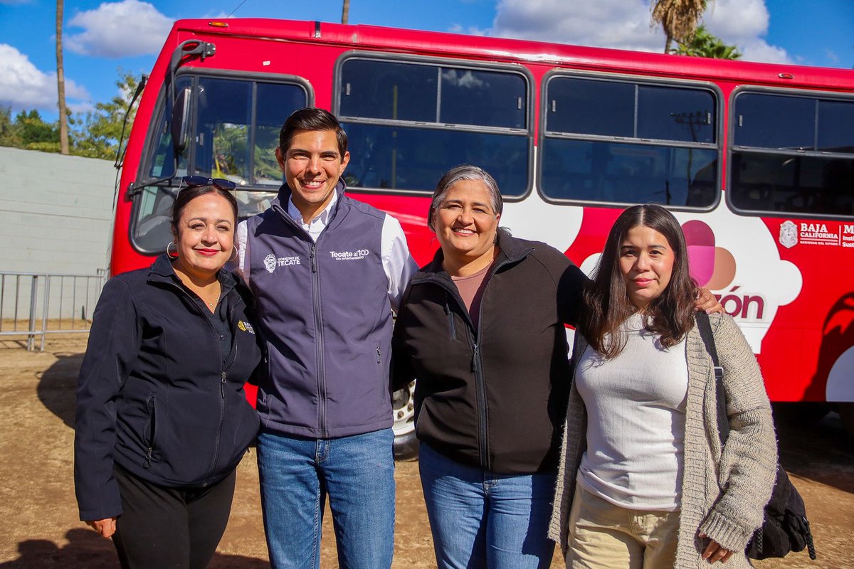 ElMexicanOnline's tweet image. #Tecate 🚍 I El gobierno local presentó la nueva Ruta Troncal, un sistema de transporte moderno que busca mejorar la movilidad de miles de tecatenses. 

Con 44 paradas y unidades nuevas, la iniciativa promete viajes más rápidos, seguros y accesibles para la comunidad.