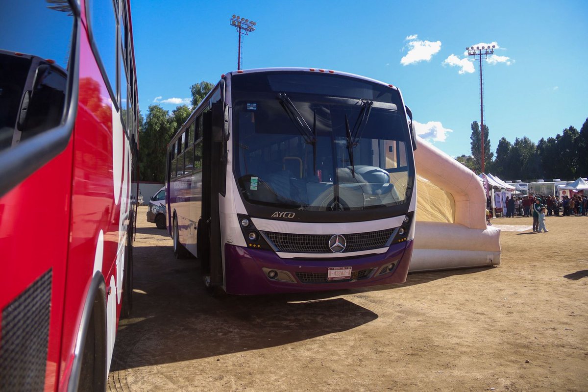 ElMexicanOnline's tweet image. #Tecate 🚍 I El gobierno local presentó la nueva Ruta Troncal, un sistema de transporte moderno que busca mejorar la movilidad de miles de tecatenses. 

Con 44 paradas y unidades nuevas, la iniciativa promete viajes más rápidos, seguros y accesibles para la comunidad.