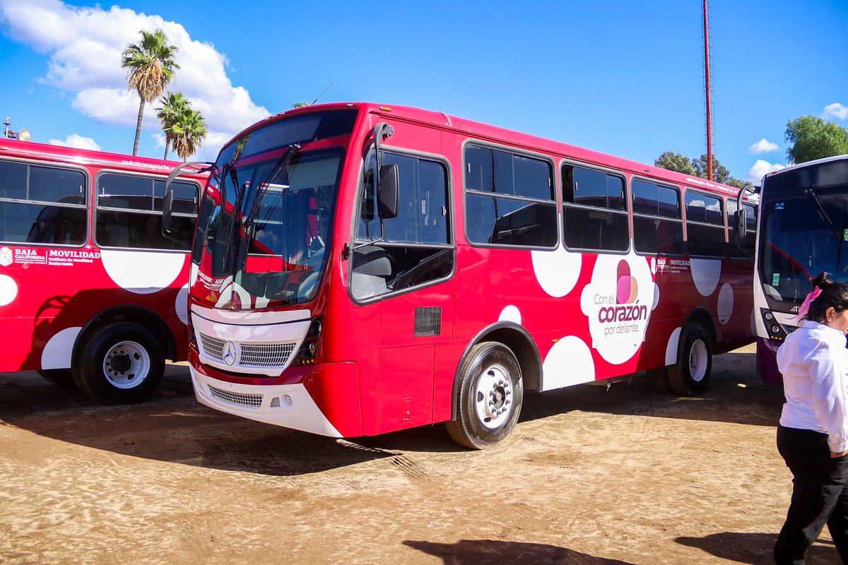 ElMexicanOnline's tweet image. #Tecate 🚍 I El gobierno local presentó la nueva Ruta Troncal, un sistema de transporte moderno que busca mejorar la movilidad de miles de tecatenses. 

Con 44 paradas y unidades nuevas, la iniciativa promete viajes más rápidos, seguros y accesibles para la comunidad.
