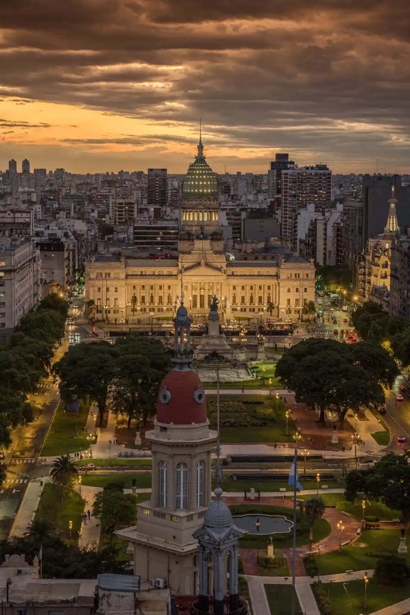 fedebottalo's tweet image. Qué ciudad argentina es cada ciudad de EEUU? Vamos con paralelismos, no por cantidad de población, sino que están emparejadas más por temas culturales:

1) Buenos Aires 🇦🇷- NY 🇺🇸 

Fácil, la mayor urbe de cada país. La mayor oferta cultural, gastronómica, etc. Ciudades GLOBALES