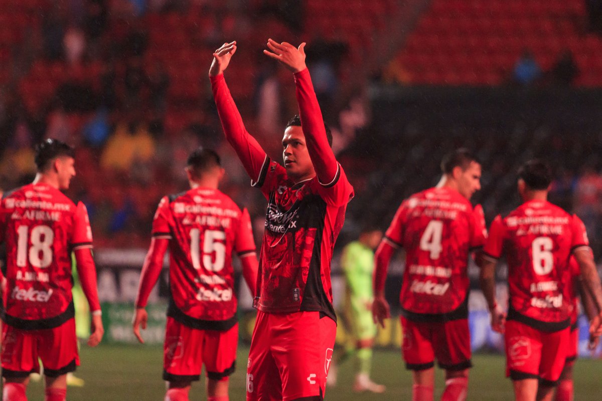 futblog_'s tweet photo. Xolos de Tijuana avanzó a la Liguilla por el título y enfrentará a Tigres en cuartos de Final. 🔴⚫️
Gran trabajo de Sebastián el Loco Abreu.
#FuerzaTijuas #VamosXolos #LigaMX https://t.co/8cdh90bfTu