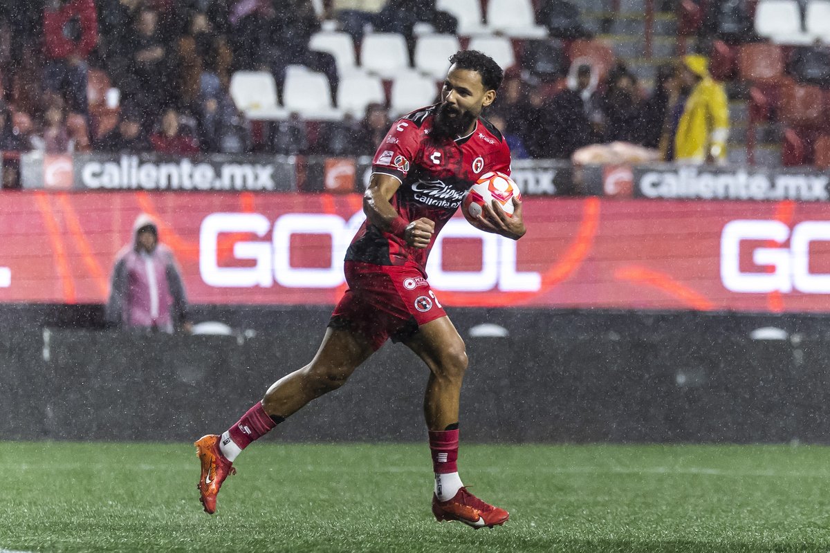 futblog_'s tweet photo. Xolos de Tijuana avanzó a la Liguilla por el título y enfrentará a Tigres en cuartos de Final. 🔴⚫️
Gran trabajo de Sebastián el Loco Abreu.
#FuerzaTijuas #VamosXolos #LigaMX https://t.co/8cdh90bfTu