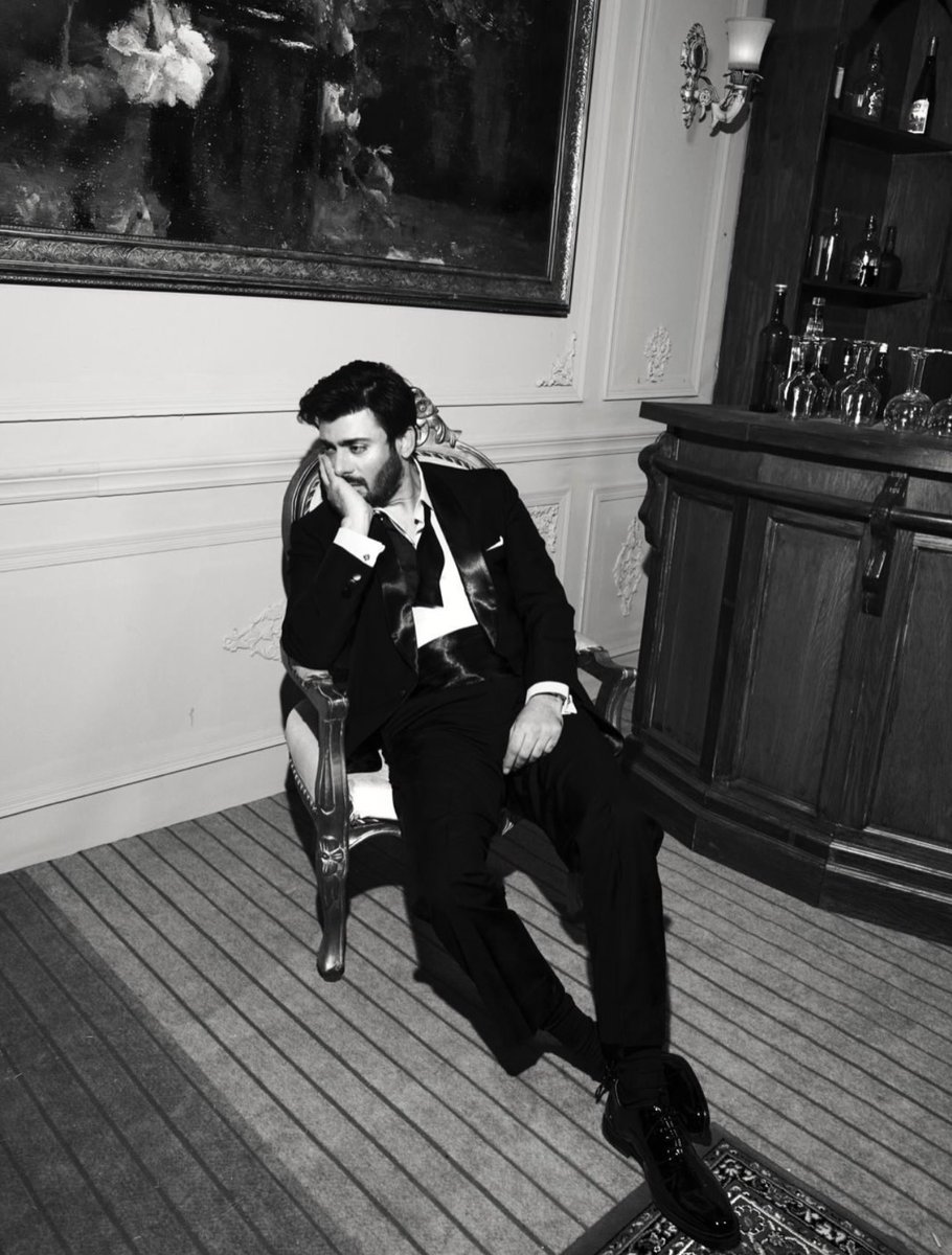 BARKING LIKE STRAIGHT UP BARKING AT THE PHONE SCREEN OH MY LORD FAWAD KHAN LIKE NEVER BEFOREEEE 🥵👅💦