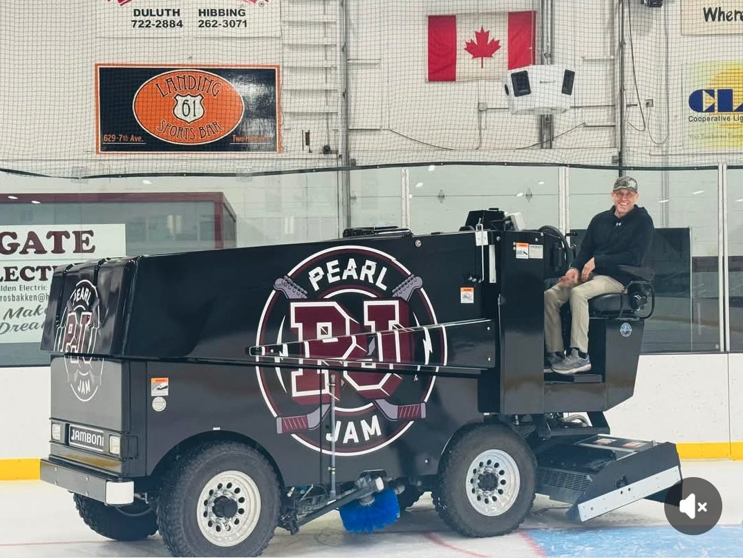 MinnHockey's tweet image. Pearl Jam sponsored a Zamboni for the Two Harbors Youth Hockey — meet the “Jamboni”! 🤘

Amazing to see a legendary band give back to a small hockey community. Thank you, Pearl Jam! This one definitely puts a smile on all our faces! #jamboni