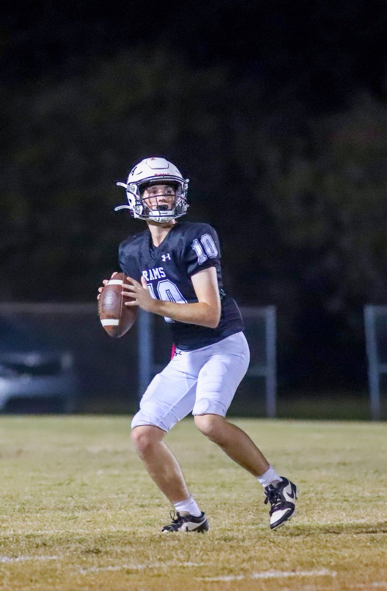 MatthewBenge08's tweet photo. @CoachT_Pope Had an amazing season and now I’m ready for the next level! Here’s my season stats:
42/65 1057 yds passing
12 passing tds 
108 carries for 2076 rushing 35 rushing tds https://t.co/Z9wMlG7EXF