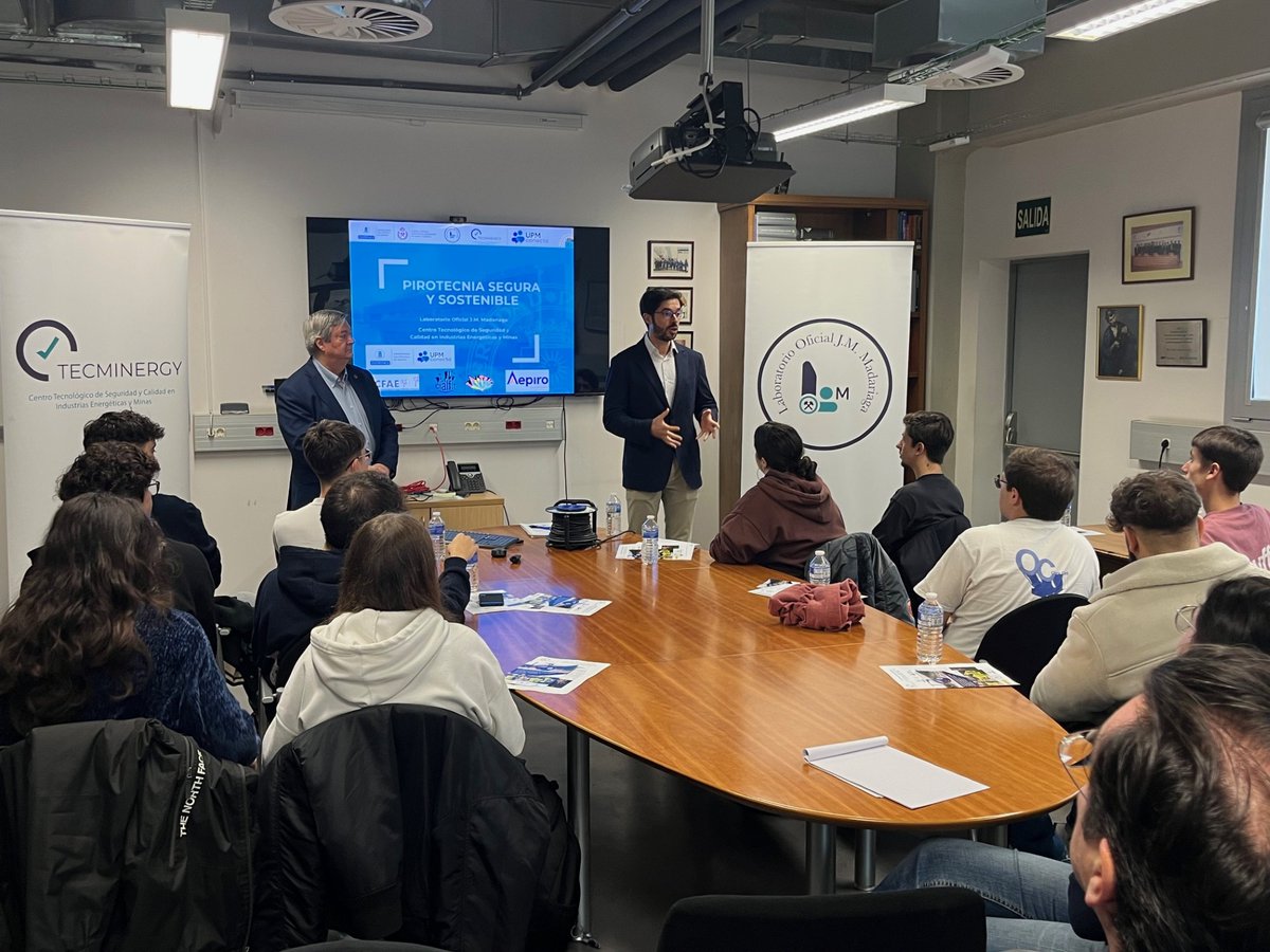 minasenergiaupm's tweet image. Finalización y cierre de UPM Conecta con la actividad &quot;Pirotecnia Segura y Sostenible&quot; en el Campus de TecnoGetafe
#somosupm #upmconecta