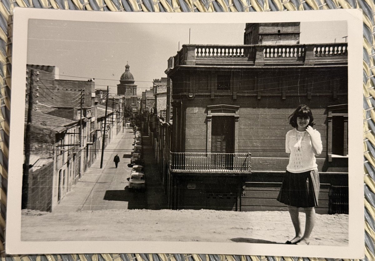 Aquesta foto em té desconcertat. Posa “Las Roquetas 1967” (lletra del meu avi), però diria que allò del fons és l’església de Sant Andreu (i la que ho surt era ma mare). Pot ser La Meridiana??