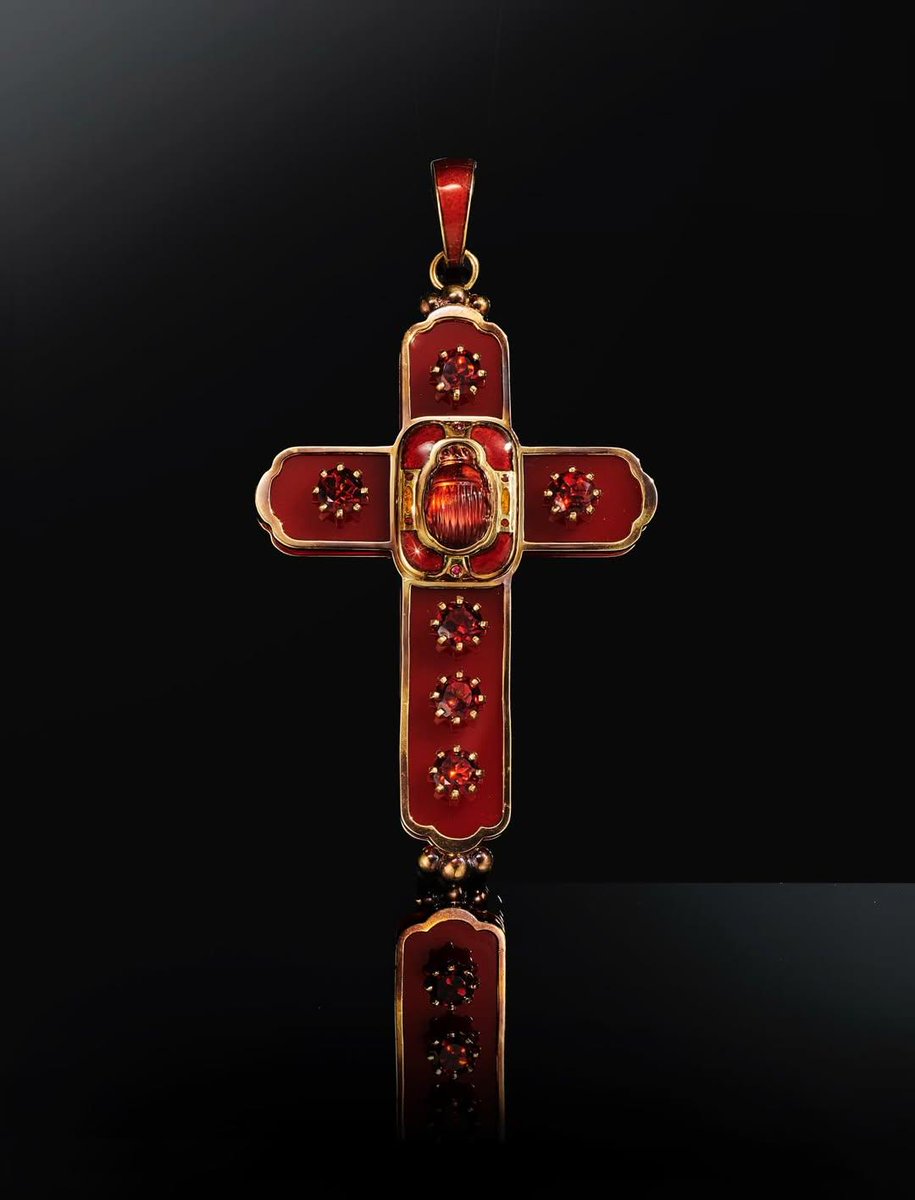 vampren_'s tweet image. guillermo del toro worked with kate hawley (costume designer) to have mary shelley&apos;s handwriting engraved on elizabeth’s cross necklace!