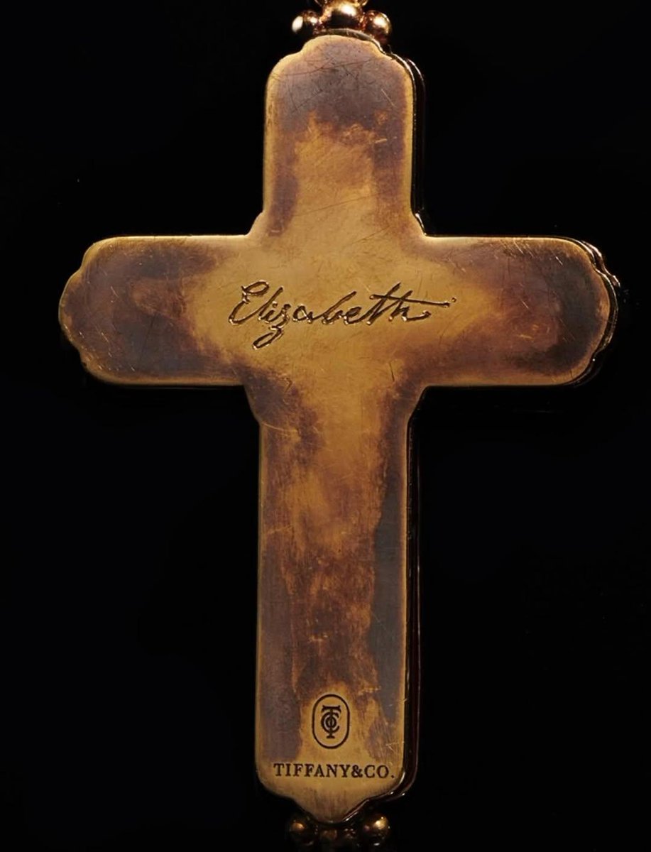 vampren_'s tweet image. guillermo del toro worked with kate hawley (costume designer) to have mary shelley&apos;s handwriting engraved on elizabeth’s cross necklace!