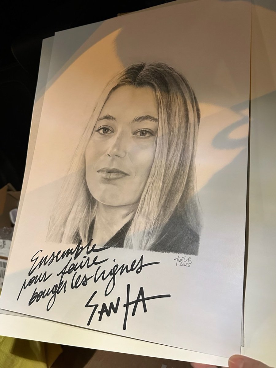 Mon portrait de Santa dédicacé par la chanteuse lors d'un concert !
Il sera mis en vente aux enchères lors du Téléthon du 5 et 6 décembre 2025 , organisée par Téléthon St Servant !
Merci Aline , Jean-René et tous les bénévoles pour ce que vous faites.
#telethon2025 #santa