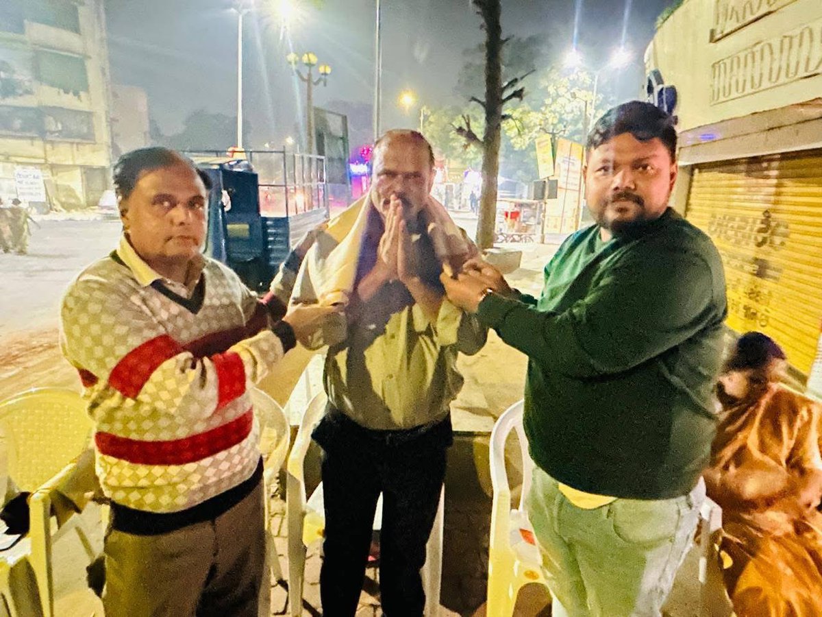 patelrumit7's tweet image. આજ રોજ ચાંદખેડા ખાતે સંવિધાનદિવસે 
રાજ્ય સરકાર માં નવ નિયુક્ત અનુ.જાતિ.ના મંત્રીઓ ના સન્માન નો કાર્યકમ છે. 
તેના અનુસંધાને મીટીંગ નું આયોજન કરવામાં આવ્યું.મીટીંગ માં કર્ણાવતી મહાનગર ના S.C.મોરચા ના મહામંત્રી વિજયભાઈ સોલંકી તથા ચાંદખેડા વોર્ડ નં પ્રભારી  મુકેશભાઈ લખતર હાજર રહ્યા.