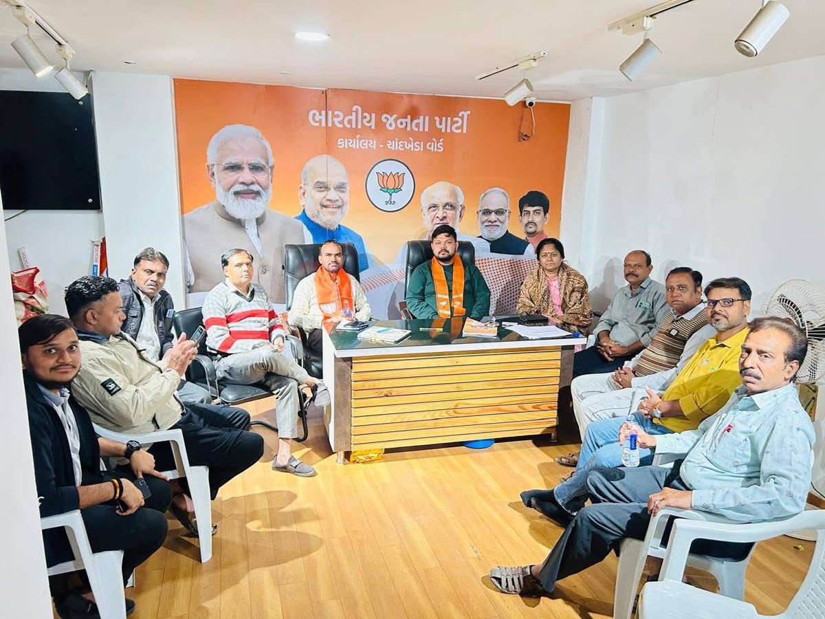 patelrumit7's tweet image. આજ રોજ ચાંદખેડા ખાતે સંવિધાનદિવસે 
રાજ્ય સરકાર માં નવ નિયુક્ત અનુ.જાતિ.ના મંત્રીઓ ના સન્માન નો કાર્યકમ છે. 
તેના અનુસંધાને મીટીંગ નું આયોજન કરવામાં આવ્યું.મીટીંગ માં કર્ણાવતી મહાનગર ના S.C.મોરચા ના મહામંત્રી વિજયભાઈ સોલંકી તથા ચાંદખેડા વોર્ડ નં પ્રભારી  મુકેશભાઈ લખતર હાજર રહ્યા.