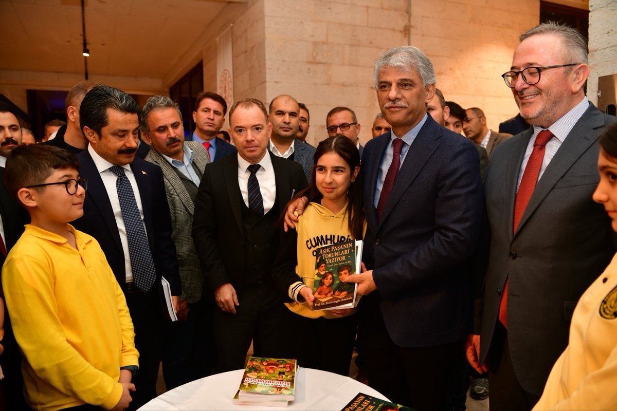 DemiryurekSefa's tweet image. 🔖Aşık Paşa&apos;nın Torunları Yazıyor🖊️

Kırşehir&apos;deki ilk ve ortaokul öğrencilerimizin &quot;Aşık Paşa’nın Torunları Yazıyor Projesi&quot; kapsamında kaleme aldıkları hikayeler &apos;Türkçenin Kırşehir’de Uyanan Çerağı: Âşık Paşa Yazma Eser Sergisi etkinliğinde yerini aldı.

🔸Öğrencilerimizin bu…