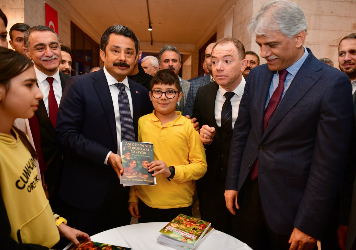 DemiryurekSefa's tweet image. 🔖Aşık Paşa&apos;nın Torunları Yazıyor🖊️

Kırşehir&apos;deki ilk ve ortaokul öğrencilerimizin &quot;Aşık Paşa’nın Torunları Yazıyor Projesi&quot; kapsamında kaleme aldıkları hikayeler &apos;Türkçenin Kırşehir’de Uyanan Çerağı: Âşık Paşa Yazma Eser Sergisi etkinliğinde yerini aldı.

🔸Öğrencilerimizin bu…