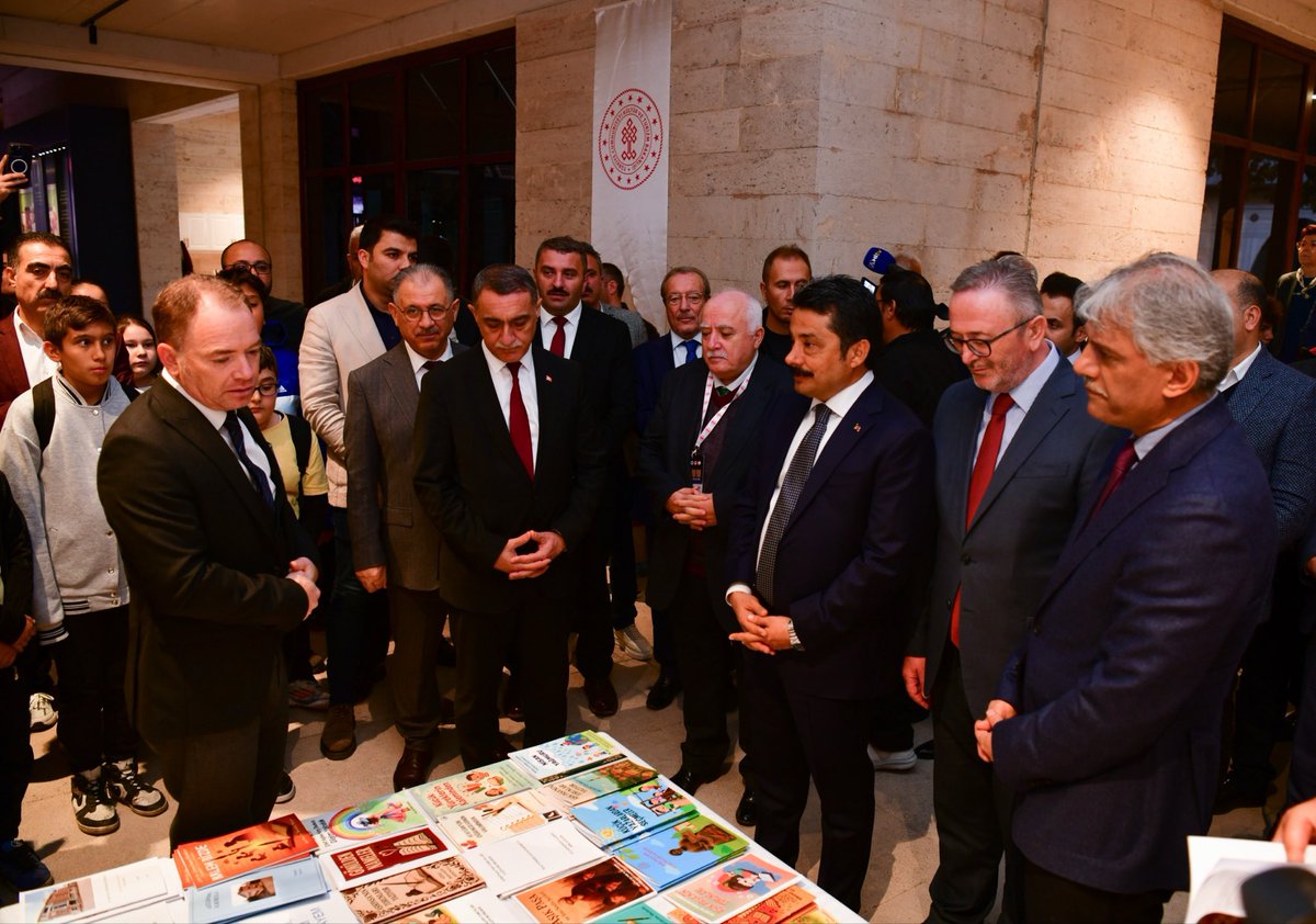 DemiryurekSefa's tweet image. 🔖Aşık Paşa&apos;nın Torunları Yazıyor🖊️

Kırşehir&apos;deki ilk ve ortaokul öğrencilerimizin &quot;Aşık Paşa’nın Torunları Yazıyor Projesi&quot; kapsamında kaleme aldıkları hikayeler &apos;Türkçenin Kırşehir’de Uyanan Çerağı: Âşık Paşa Yazma Eser Sergisi etkinliğinde yerini aldı.

🔸Öğrencilerimizin bu…