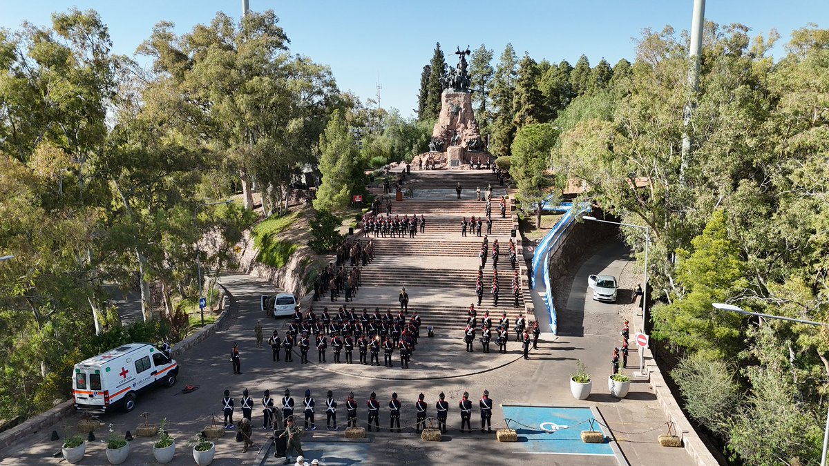 Granaderosarg's tweet image. De esta forma fue puesto en funcionamiento el nuevo destacamento de la ciudad de Mendoza del Regimiento de Granaderos a Caballo junto al Ministro de Defensa y al Jefe del Ejército🐴🇦🇷
#SiempreEjercito  #HerederosDelLibertador #UnRegimientoConHistoria #SomosHistoriaViva