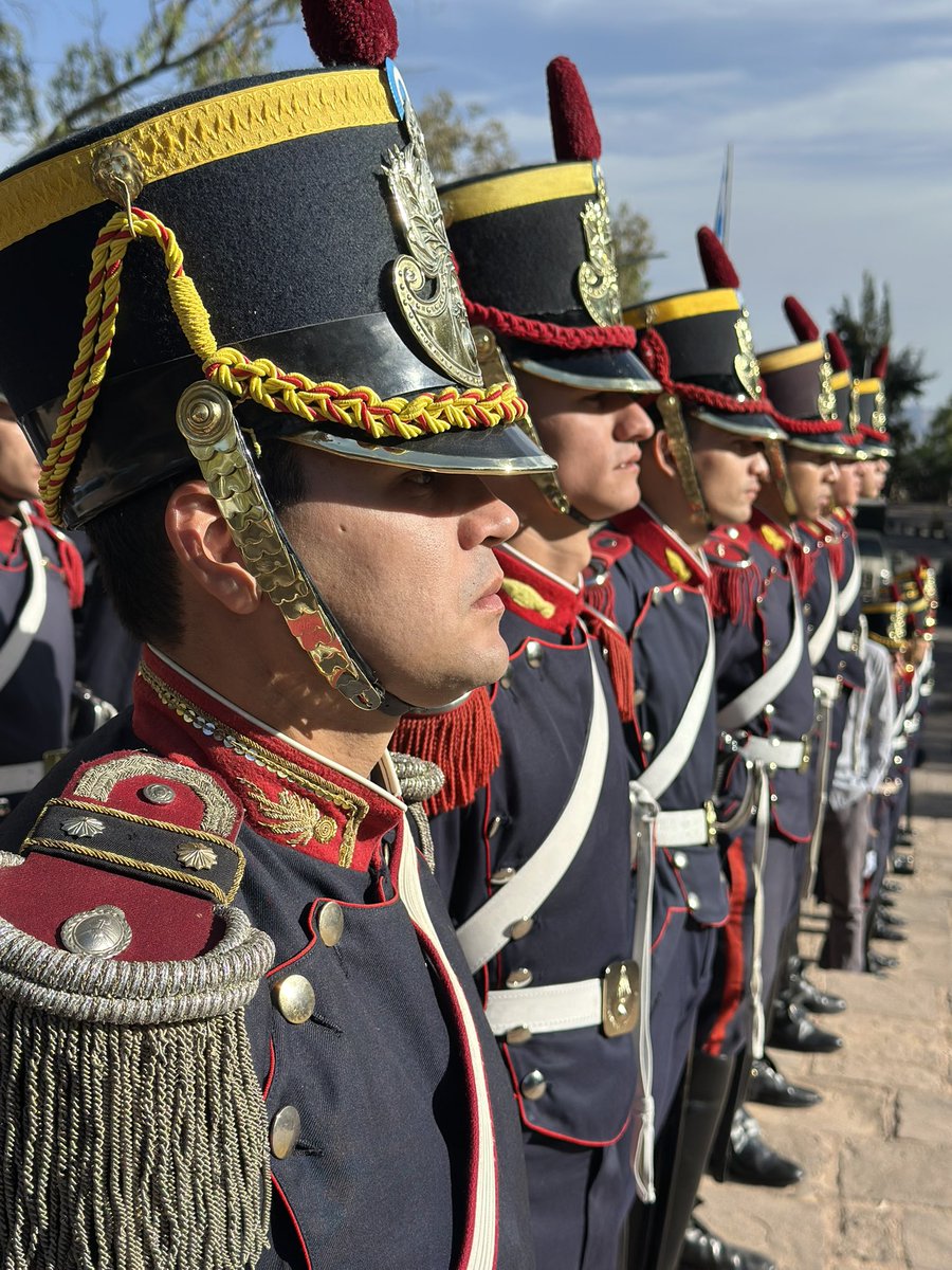 Granaderosarg's tweet image. De esta forma fue puesto en funcionamiento el nuevo destacamento de la ciudad de Mendoza del Regimiento de Granaderos a Caballo junto al Ministro de Defensa y al Jefe del Ejército🐴🇦🇷
#SiempreEjercito  #HerederosDelLibertador #UnRegimientoConHistoria #SomosHistoriaViva