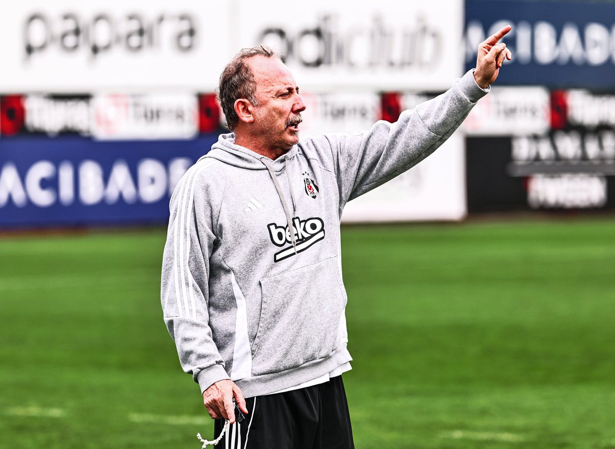 Sergen Yalçın futbolcularıyla bugün tesislerde bir toplantı yaptı. 

“Bize, size ve kulüp değerlerimize saygısızlık yapanların hesabını hep birlikte sahada vereceğimiz performansla soracağız” dedi. <a href="/SportsDigitale/">Sports Digitale</a>