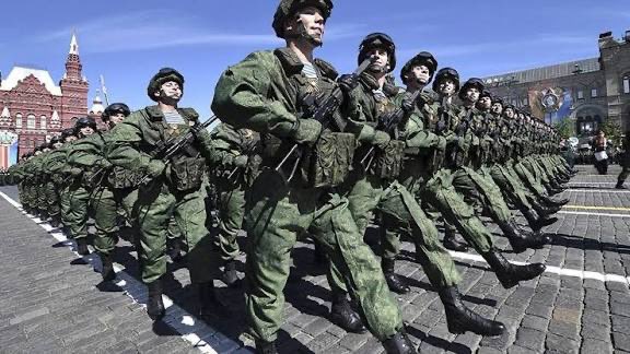 Les mêmes crétins qui nous expliquaient au début de la guerre en Ukraine que l’armée Russe était exsangue, qu’elle sa battait dans les tranchées avec des pelles parce qu’elle n’avait pas de balles, qu’elle démontait des machines à laver pour récupérer les microprocesseurs dont