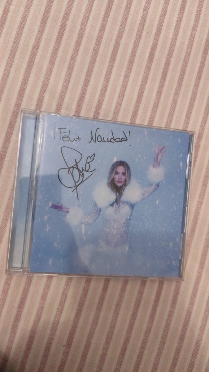 giselity's tweet image. me encanta que en mi disco ponga Felit Navidad xd
@Edurnity nuestra Mariah Carey