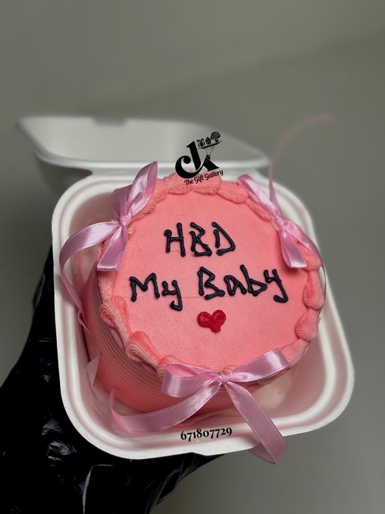 These are cakes for 5,000frs we sent out today. 5,000frs each.

You pick a color and what you want written. Same-day orders are possible.

📍Buea