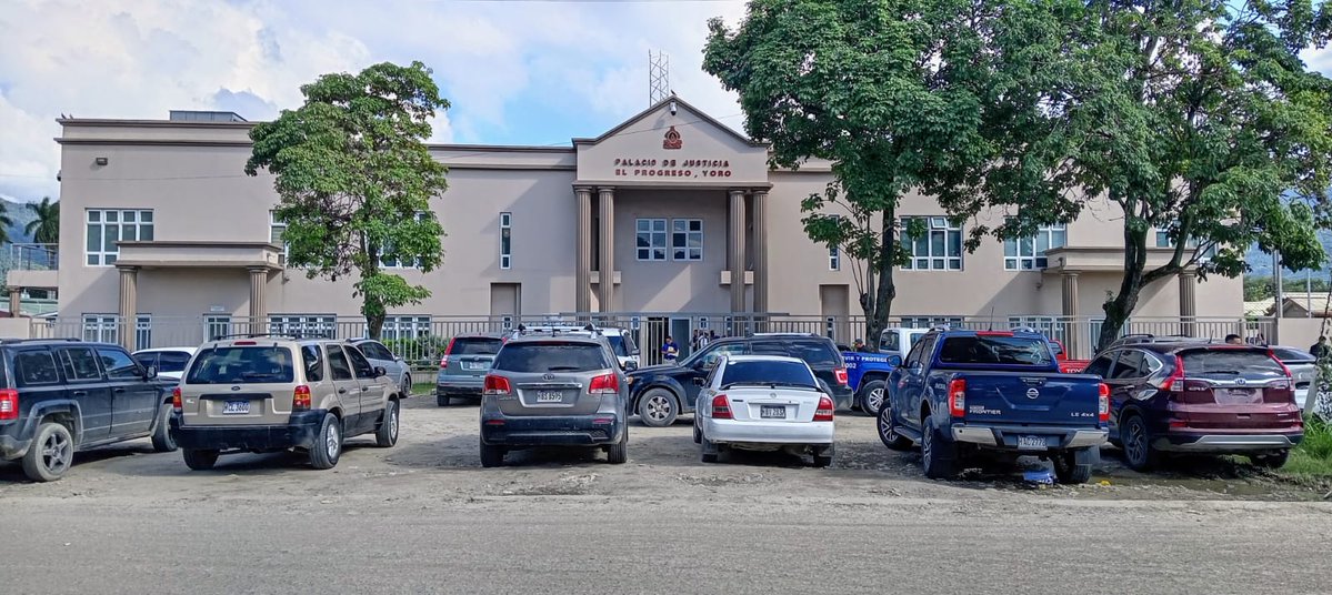 PJdeHonduras's tweet image. En el #JuzgadoDeLetras Seccional de la Sección Judicial de #ElProgreso, en Audiencia de Declaración de Imputado, se le aplicó la medida cautelar de la Detención Judicial a Wilmer Antonio Mencía, supuesto responsable de los delitos de Tenencia Ilegal tanto de Armas como Munición…