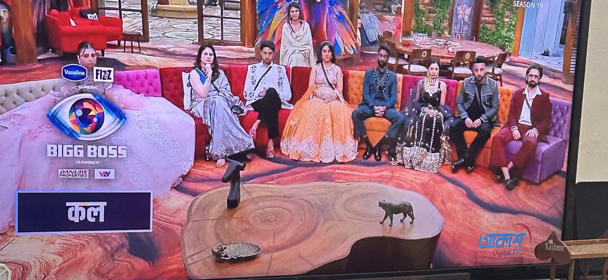 notbawws_bitxxh's tweet image. farrhana took half of the sofa for her dress