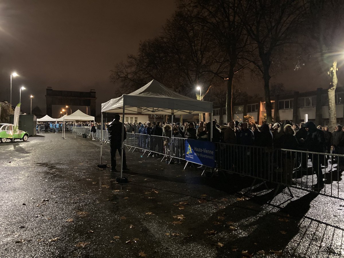 Les portes du Palais des sports de Beaublanc à Limoges sont fermées au public en raison d’une importante panne de courant sur une grande partie de la ville. Le match entre le <a href="/LimogesHandball/">Limoges Handball</a> et Nîmes est retardé.