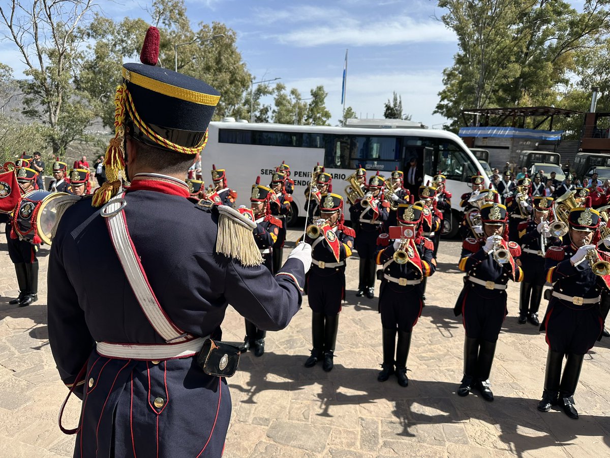 Granaderosarg's tweet image. De esta forma fue puesto en funcionamiento el nuevo destacamento de la ciudad de Mendoza del Regimiento de Granaderos a Caballo junto al Ministro de Defensa y al Jefe del Ejército🐴🇦🇷
#SiempreEjercito  #HerederosDelLibertador #UnRegimientoConHistoria #SomosHistoriaViva
