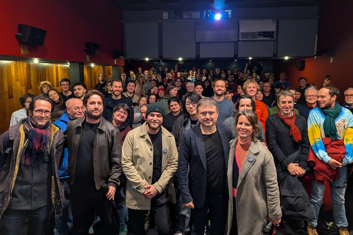 ParisCinemaClub's tweet photo. [Un week-end à l'Est] 🇷🇴
Très belle soirée hier à la galerie Paris Cinéma Club avec le vernissage de l'exposition #CristianMungiu en sa présence et celle d'#IsabelleHuppert. Le réalisateur a ensuite présenté 4 MOIS 3 SEMAINES 2 JOURS au Christine 🤩

🔍 https://t.co/to3u7QDArs https://t.co/tOYeeps8A3