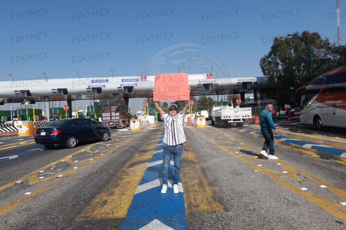 Univ_Edomex's tweet photo. 📢 ¡PROTESTA EN LA AUTOPISTA! Catedráticos Liberan Caseta El Dorado
​#Toluca | Maestros del SMSEM liberaron esta mañana las plumas de la caseta El Dorado en la autopista Toluca–Atlacomulco.
🖋​ Claudia Rodríguez
📷 Alejandro Vargas 
​ #PromociónHorizontal  #ElUniversalEdomex https://t.co/87iC8QDyQj