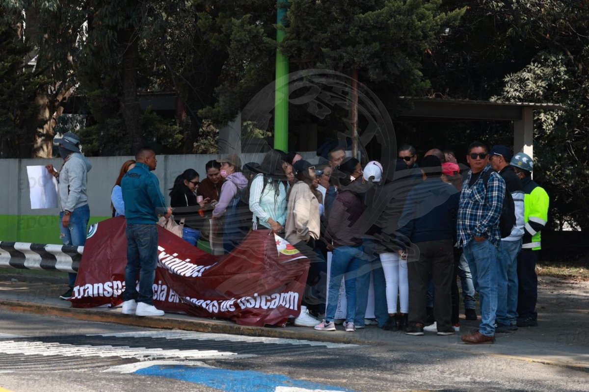 Univ_Edomex's tweet photo. 📢 ¡PROTESTA EN LA AUTOPISTA! Catedráticos Liberan Caseta El Dorado
​#Toluca | Maestros del SMSEM liberaron esta mañana las plumas de la caseta El Dorado en la autopista Toluca–Atlacomulco.
🖋​ Claudia Rodríguez
📷 Alejandro Vargas 
​ #PromociónHorizontal  #ElUniversalEdomex https://t.co/87iC8QDyQj