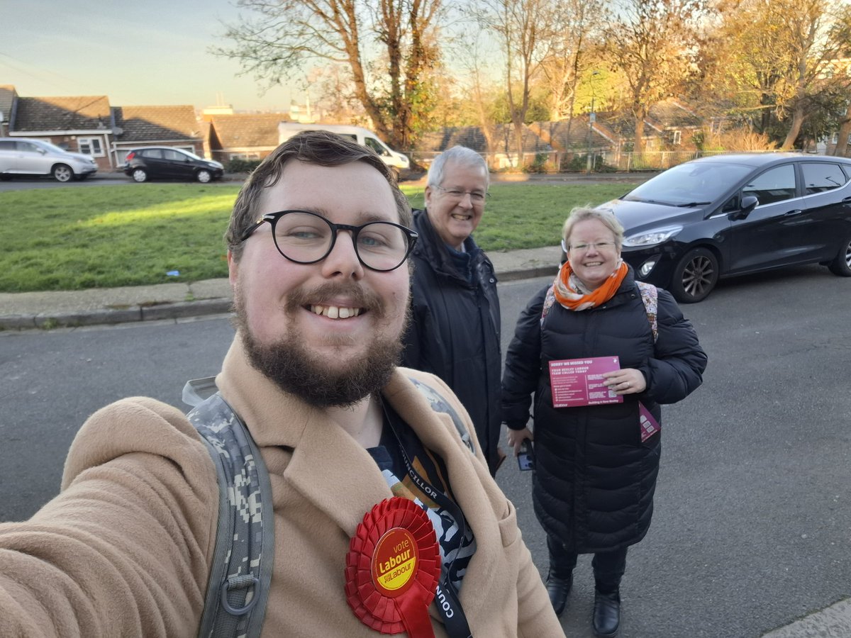 Our Belvedere Action Team, Cllr <a href="/sally_hinkley/">Sally Hinkley</a>, Cllr <a href="/JezFosten/">Cllr Jeremy Fosten 🌹</a> and Anthony Riches, were out in Regent Square this lunchtime! Residents were concerned about community safety, and Sally even found a water leak to report. Well done, team!