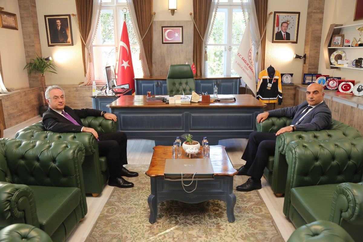 İzmir Demokrasi Üniversitesi Rektörü Prof. Dr. Selim Karahasanoğlu, İzmir İl Sağlık Müdürü Doç. Dr. Ayhan Kul’u makamında ziyaret ederek yeni görevinde başarılar diledi.
Gerçekleştirilen ziyarette, sağlık alanındaki eğitim ve uygulama süreçleri ile geleceğe yönelik çalışma