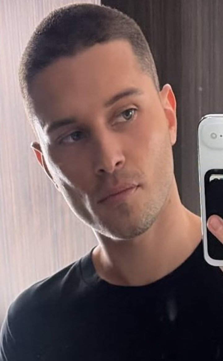 The most beautiful green eyes on earth, but don't forget about those lips 🥵