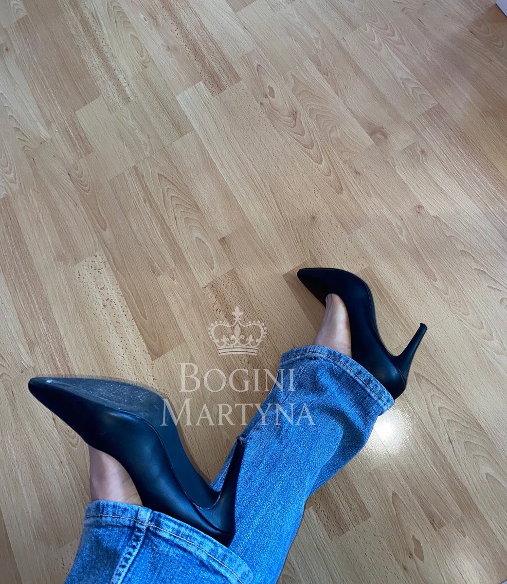 Na co patrzysz?
na szpilkę, którą wbiłabym ci do twojej uległej paszczy?..
czy na brud z podeszwy który chciałbyś wylizać?
😂🖕🏻