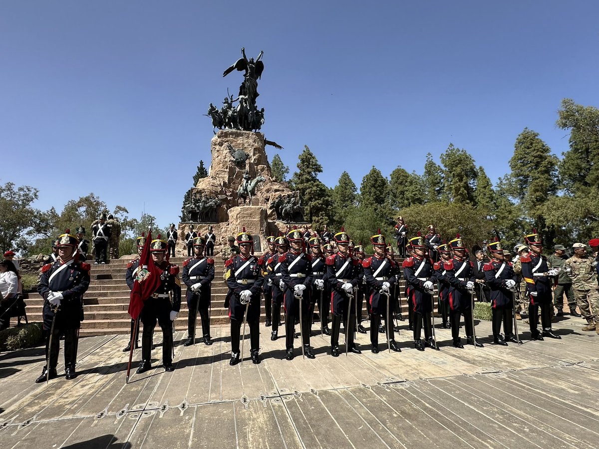 Granaderosarg's tweet image. De esta forma fue puesto en funcionamiento el nuevo destacamento de la ciudad de Mendoza del Regimiento de Granaderos a Caballo junto al Ministro de Defensa y al Jefe del Ejército🐴🇦🇷
#SiempreEjercito  #HerederosDelLibertador #UnRegimientoConHistoria #SomosHistoriaViva