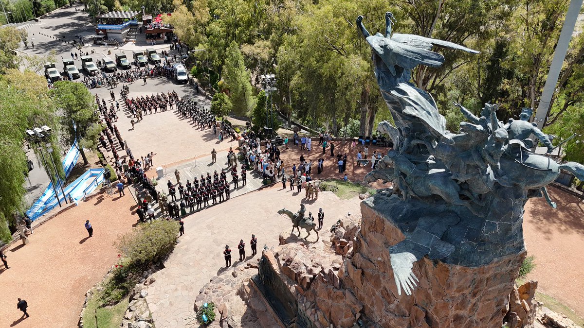 Granaderosarg's tweet image. De esta forma fue puesto en funcionamiento el nuevo destacamento de la ciudad de Mendoza del Regimiento de Granaderos a Caballo junto al Ministro de Defensa y al Jefe del Ejército🐴🇦🇷
#SiempreEjercito  #HerederosDelLibertador #UnRegimientoConHistoria #SomosHistoriaViva