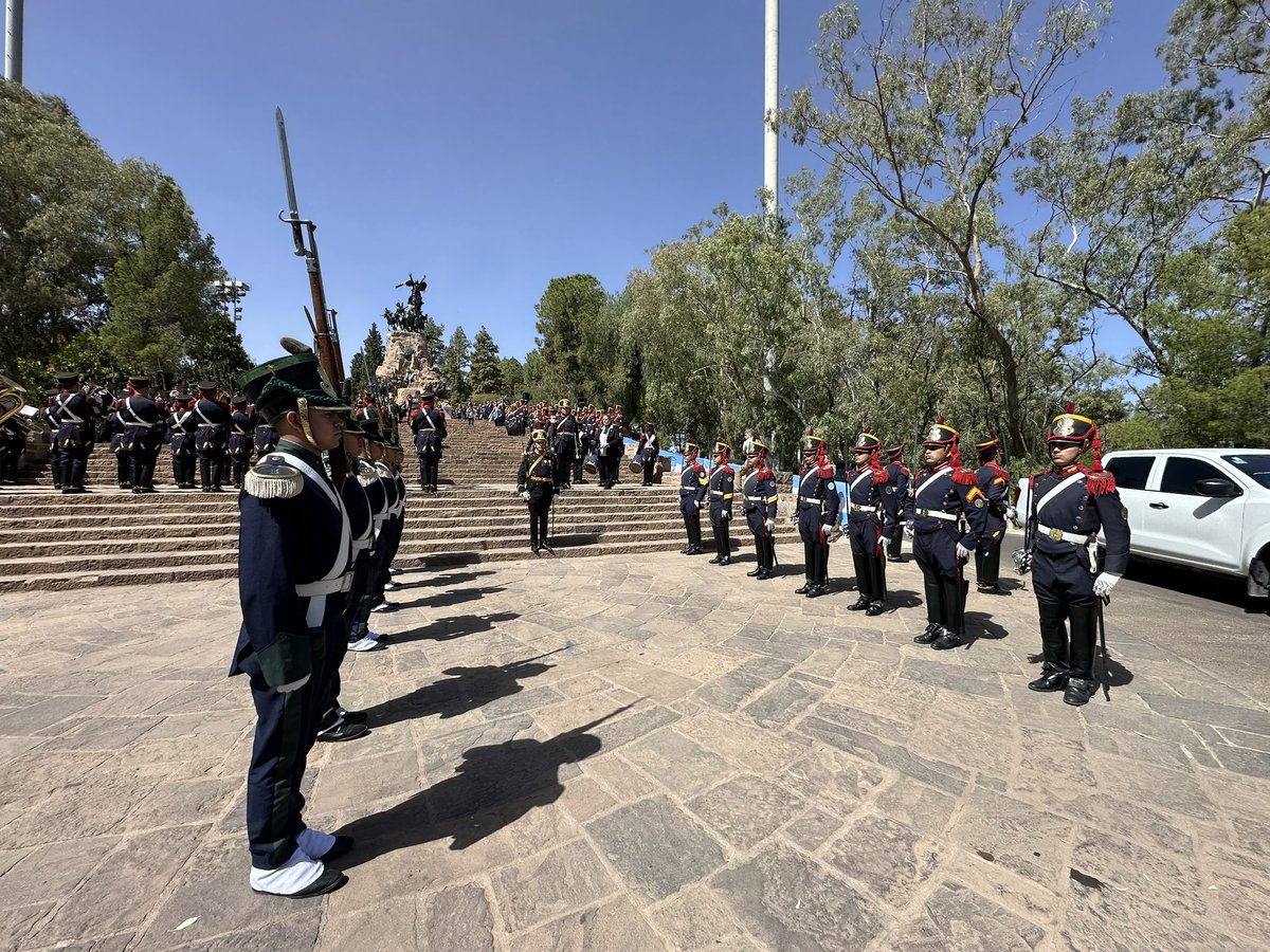 Granaderosarg's tweet image. De esta forma fue puesto en funcionamiento el nuevo destacamento de la ciudad de Mendoza del Regimiento de Granaderos a Caballo junto al Ministro de Defensa y al Jefe del Ejército🐴🇦🇷
#SiempreEjercito  #HerederosDelLibertador #UnRegimientoConHistoria #SomosHistoriaViva