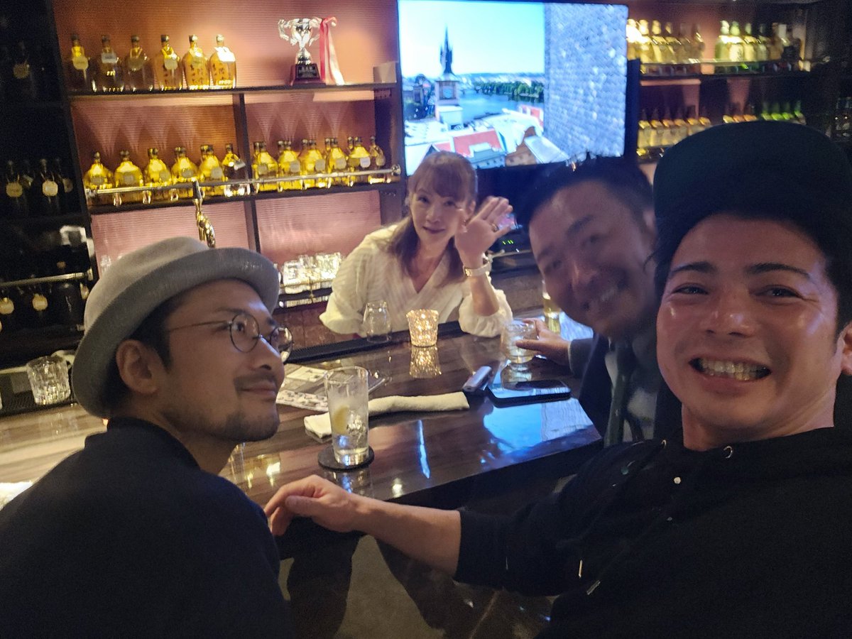 keiichi5621's tweet photo. 稽古の毎日
#劇団ウルトラマンション
素敵な作品です
キャストも素敵だし
劇団も素敵
#ワタワス
そして
ドラマの監督をしている
#瀬野尾一 監督
初演出
初めて飲みました
なんと
お店が練馬にある
会員制のラウンジ
#隠れ家
２０代の頃からお世話になっている
秀さんの店
そして
みつにさん
最高な夜 https://t.co/o5X02BsS84