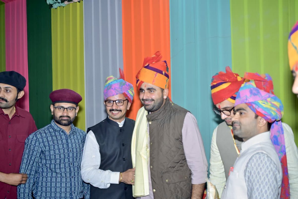 RavindraBhati__'s tweet photo. सांचौर के पालड़ी सोलंकियान में श्री जोग सिंह जी सोलंकी के सुपुत्र श्री शैलेन्द्र सिंह के विवाह समारोह में शिरकत कर परिवारजनों को इस मंगल अवसर की शुभकामनाएं दी।

आप परिवारजनों द्वारा मिले आत्मीय स्नेह-सम्मान हेतु हृदयतल से कोटि-कोटि आभार । https://t.co/H2X3lV5kfD