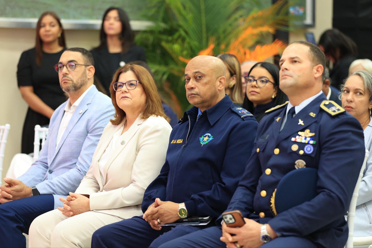 El mejor futuro de la aviación civil se construye a través de la profesionalización del talento humano. Hoy, la Academia Superior de Ciencias Aeronáuticas (ASCA) graduó a 37 nuevos Técnicos Administrativos Aeronáuticos, un logro que se suma al esfuerzo que desde el <a href="/IDAC_RD/">Instituto Dominicano de Aviación Civil</a>