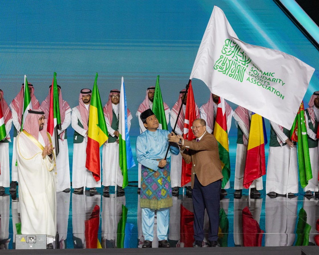 📸| سمو وزير الرياضة <a href="/AbdulazizTF/">عبدالعزيز بن تركي الفيصل</a> يلقي كلمته في الحفل الختامي لـ #دورة_ألعاب_التضامن_الإسلامي، ويسلم راية الدورة المقبلة لدولة ماليزيا.