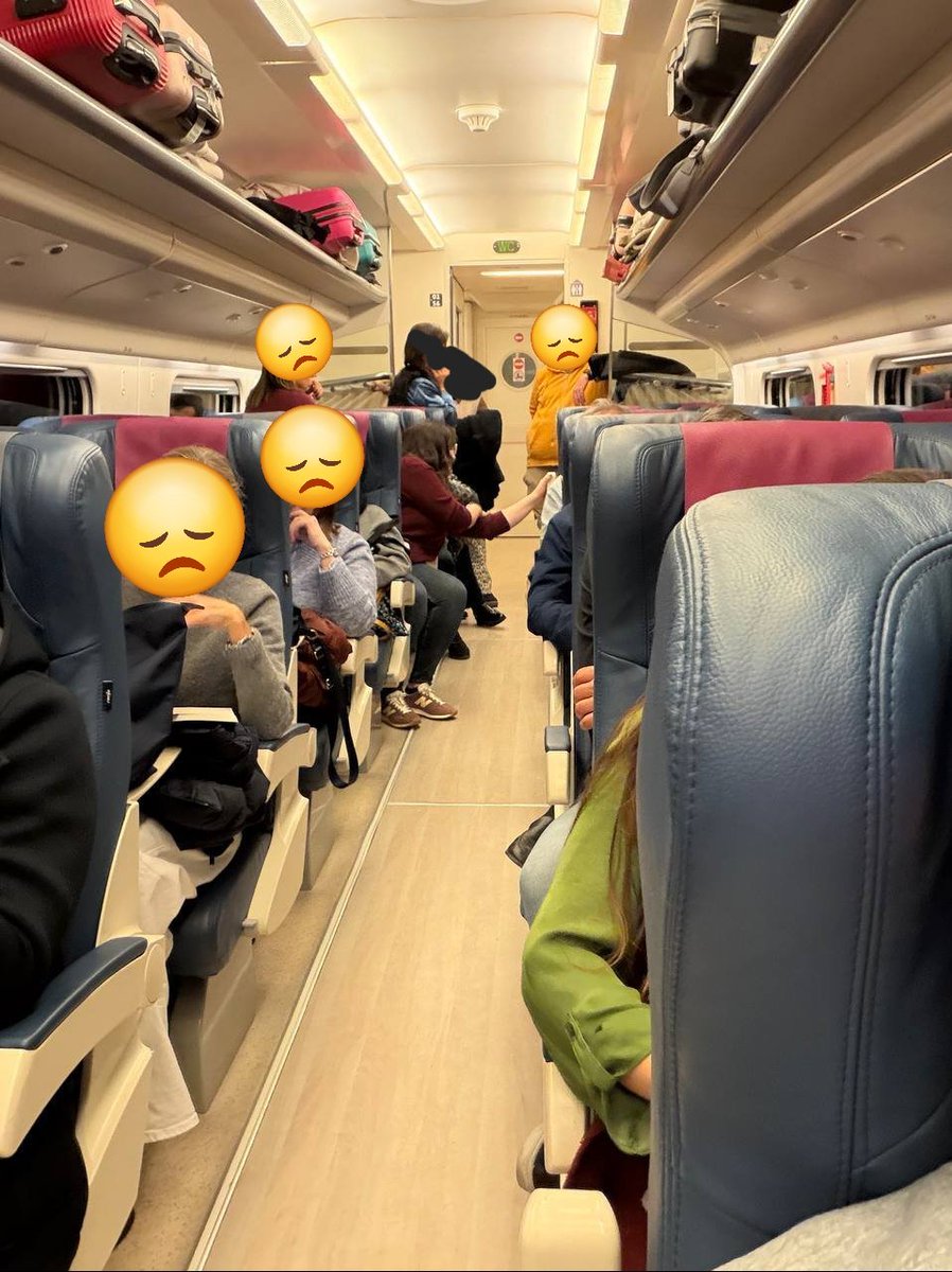 usuariosaveseg1's tweet photo. Somos conocedores de los ajustes que esta haciendo @Renfe , pero hoy en el tren que salía de Chamartin a las 18,15 se han vendido billetes duplicados, y parte de los viajeros han tenido que ir de pie. https://t.co/0j33yCkfVg