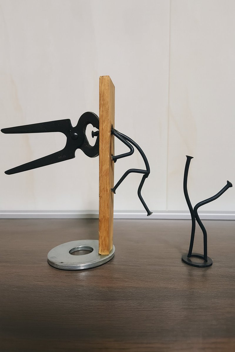 .
إن وضعت عنواناً مناسباً للصورة فأنت بالغ الحكمة...... 👌🏼