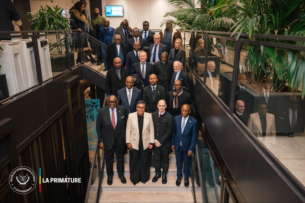 #Développement  #Économie
21 novembre 2025 | La Première Ministre, Cheffe du Gouvernement Judith Suminwa Tuluka, accompagnée du Ministre d’État à la Justice, du Ministre des Mines et du Ministre de la Communication et Médias, Porte-parole du Gouvernement, a échangé avec les