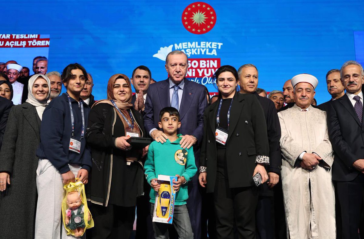avadursun's tweet photo. Cumhurbaşkanımız Sayın Recep Tayyip Erdoğan’ın liderliğinde, asrın felaketi sonrasında 11 ilde yürütülen 3.481 şantiyede 350 bin konutun inşası tamamlandı.

Depremzede vatandaşlarımızın yaralarının sarılması için canla başla çalışan Cumhurbaşkanımız Sayın Recep Tayyip Erdoğan’a, Bakanımız Sayın Murat Kurum’a ve emeği geçen herkese teşekkür ediyorum 👏🏻