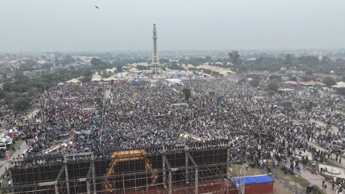 JIPOfficial's tweet photo. With a lofty vision and  gentle word,
Ameer Jamaat-e-Islami Pakistan, Hafiz Naeem ur Rehman, addressed the participants of the three-day Ijtima-e-Aam, packed with dedicated workers stretching as far as the eye can see.

 #اجتماع_عام_مینار_پاکستان https://t.co/IIOyHgRjNT