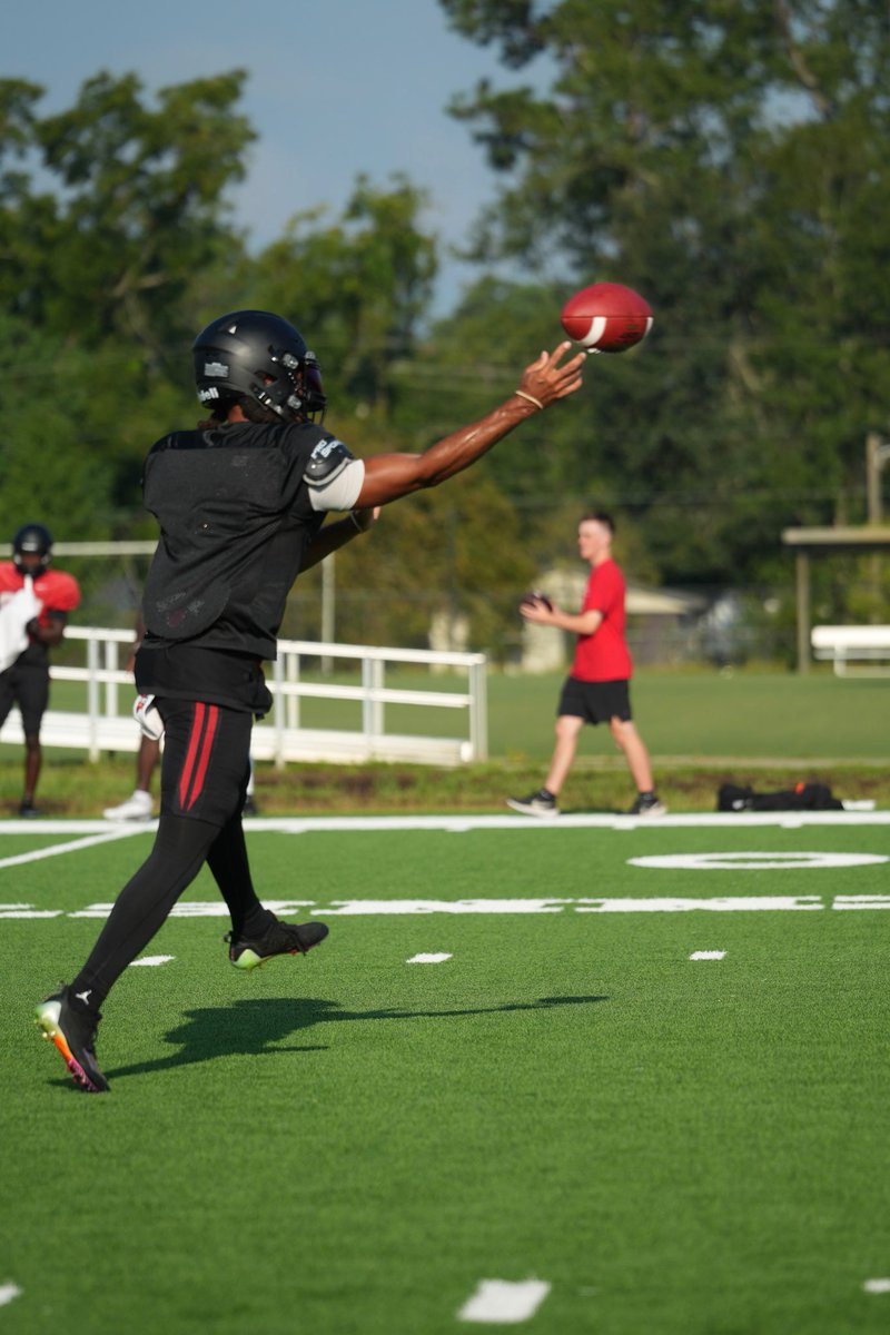 🚨🚨Officially in the transfer portal 

Qb with 2-3 years left 
  
Dm for highlight tapes and more info!!

Just need a CHANCE! Let’s make history🙏🏽

#blessed #gb4L