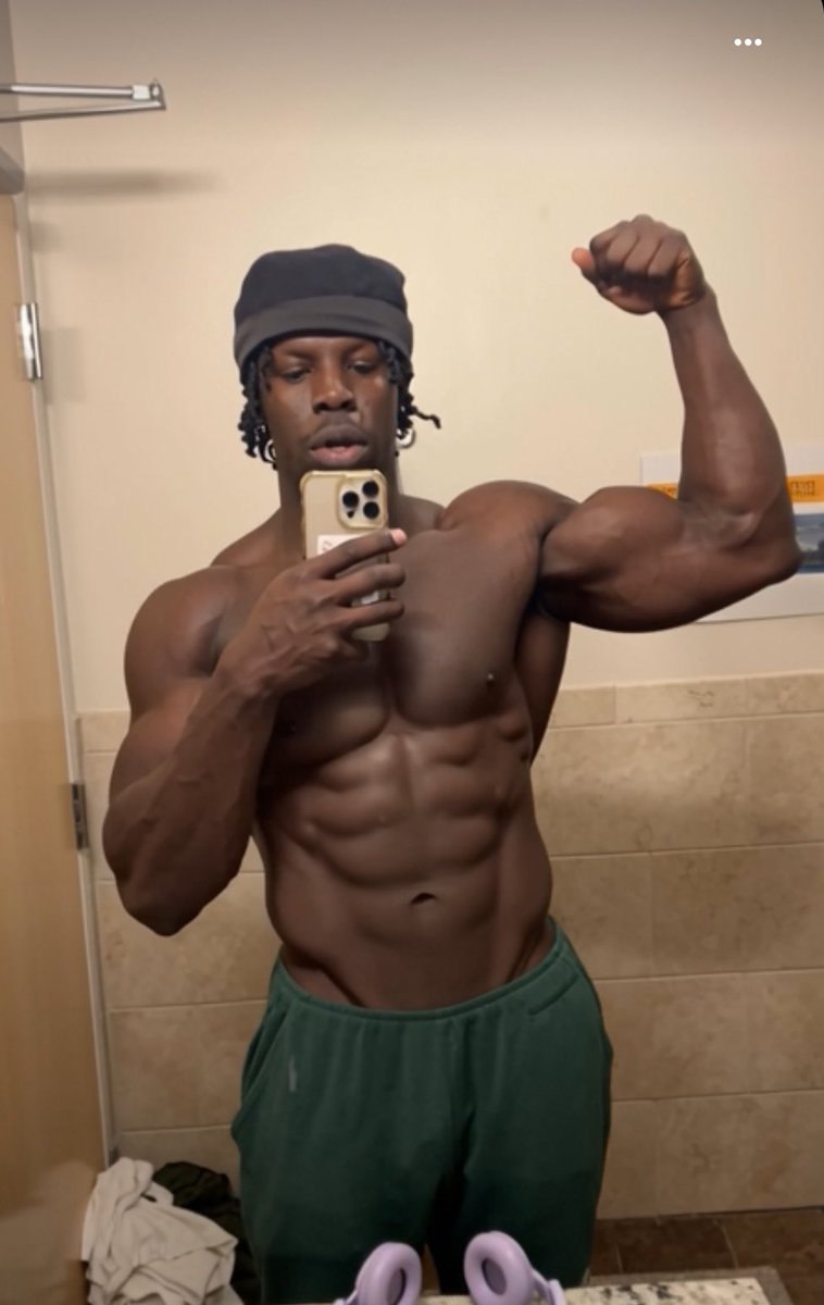 onen_johnson's tweet photo. Sweat no shine later #gym #FitnessMotivation #foryoupage #السعوديه_العراق  #bodybuilding #FitnessFriday #LeBronJames #NBA #NFL #sixseven #Olympia https://t.co/n7ASw8rpyP